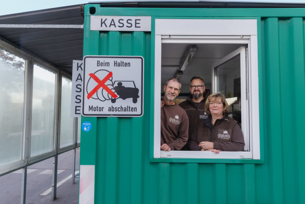 Das Team guckt aus dem Fenster des Kassenhaus