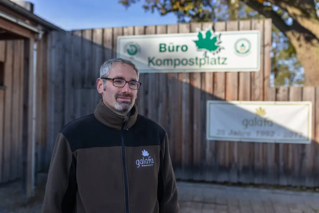 Albrecht Hihlán draußen vor dem Büro