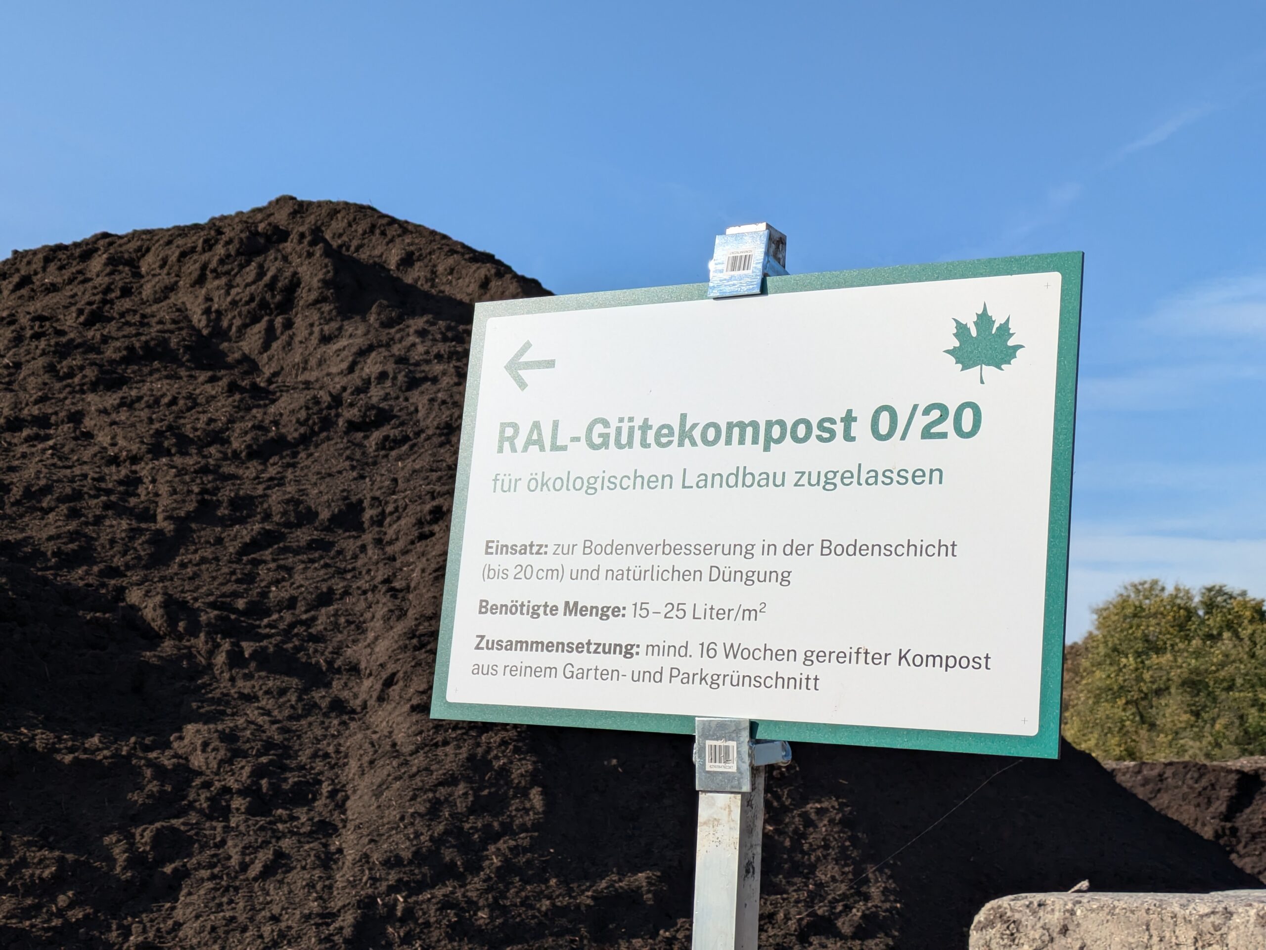 Hinweistafel zu RAL-Gütekompost 0/20 für ökologischen Landbau, mit Informationen zu Anwendung, benötigter Menge und Zusammensetzung.